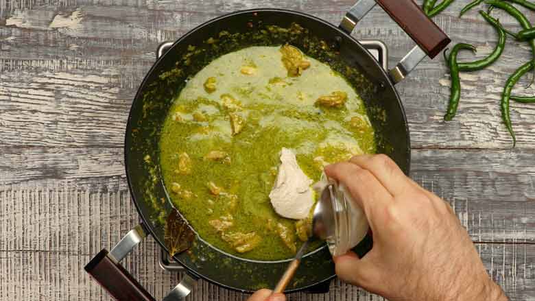 Adding cashew nut paste to hariyali chicken