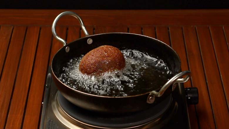 Deep fry nargisi kofta till golden brown - Nargisi Kofta Recipe