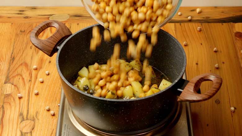 Add cooked chickpeas to the pan and cook - Chana Ghashi Recipe