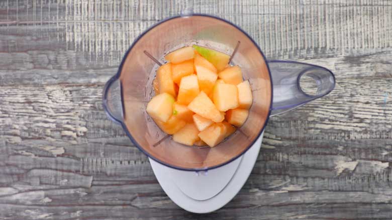 Place pieces of muskmelon (kharbuja) in a blender - Muskmelon Payasam Recipe