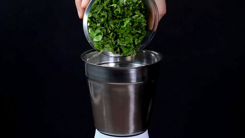 Fresh Coriander Chutney Dhaniya Chutney Recipe With Coconut Yummefy