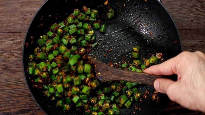 Sauté till okra (bhindi / vendakkai) is cooked through - Bhindi Curry Masala Gravy Recipe