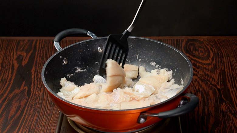 Place the pomfret fillets in a single layer on the sauteed onions and cook about 2 minutes on each side, then add 1 tbsp water and salt and cover and cook for 4 to 5 min - Easy Pomfret Curry Recipe