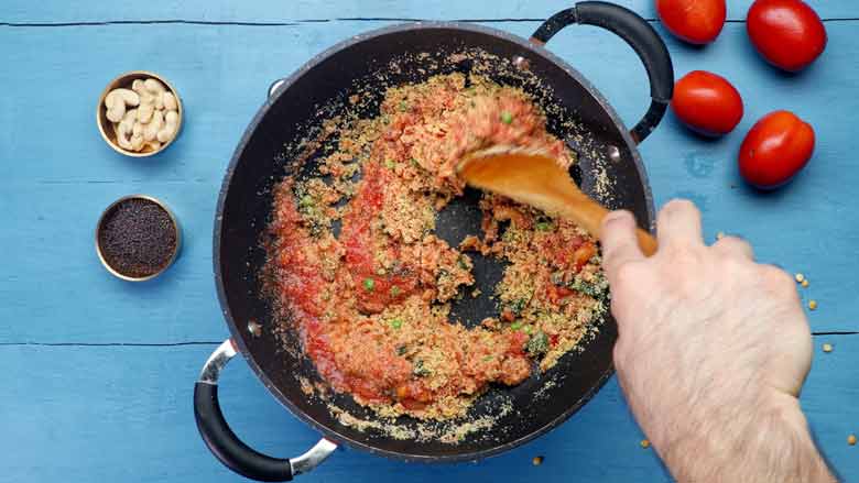 Add fresh tomato puree to the kadhai - Tomato Bath Upma Recipe