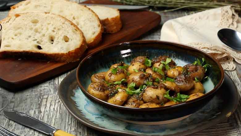 Butter Garlic Mushrooms – easy sautéed button mushrooms in a delicious butter garlic sauce seasoned with fresh herbs. Our recipe for these pan-seared mushrooms is simple, easy, and quick - Garlic Butter Mushrooms Recipe