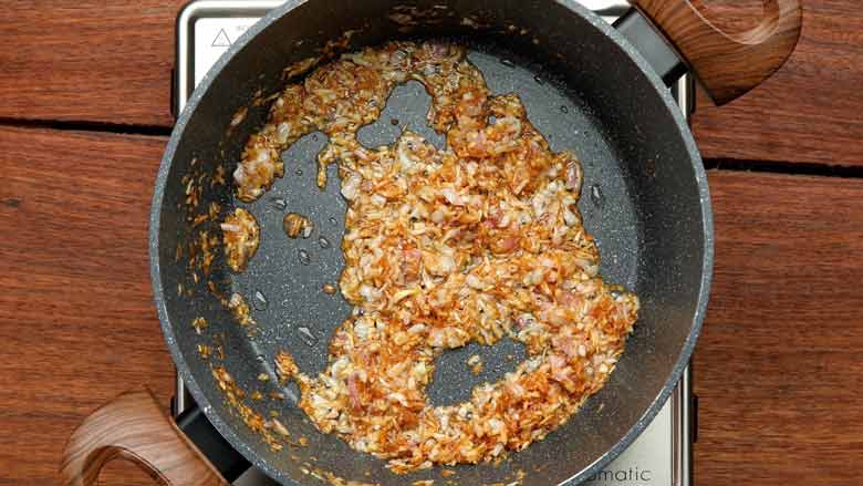 Sauté finely chopped onion in oil till a deep golden brown - Mangalorean Chicken Sukka Recipe - Kori Sukka video